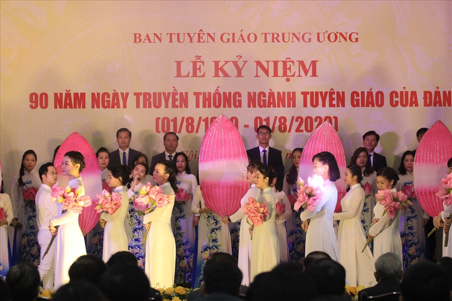 Các tiết mục văn nghệ trong Lễ kỷ niệm. Ảnh Ái Vân