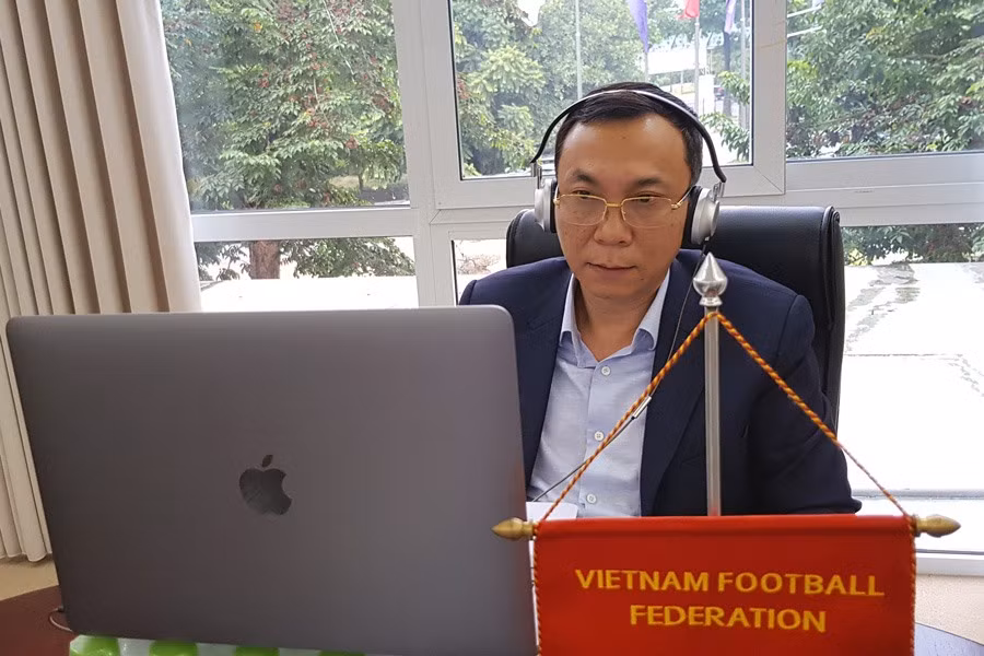 Phó Chủ tịch VFF Trần Quốc Tuấn tham gia cuộc họp trực tuyến. Ảnh: VFF.