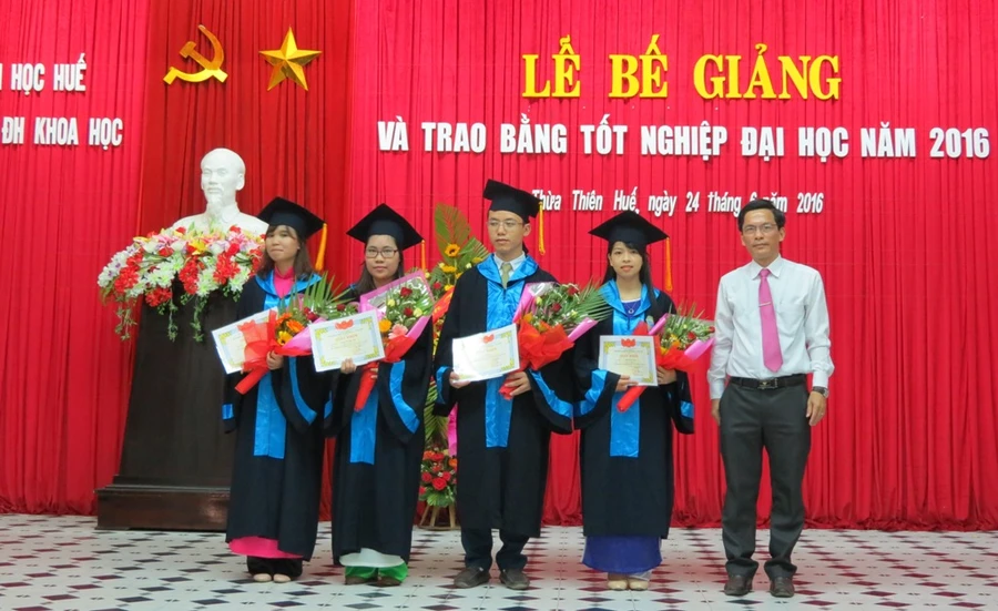 PGS.TS Hoàng Văn Hiển - Hiệu trưởng Trường ĐHKH Huế tặng giấy khen cho sinh viên tốt nghiệp đạt loại xuất sắc