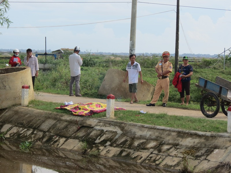 Cháu Hải đã được người người dân địa phương vớt lên