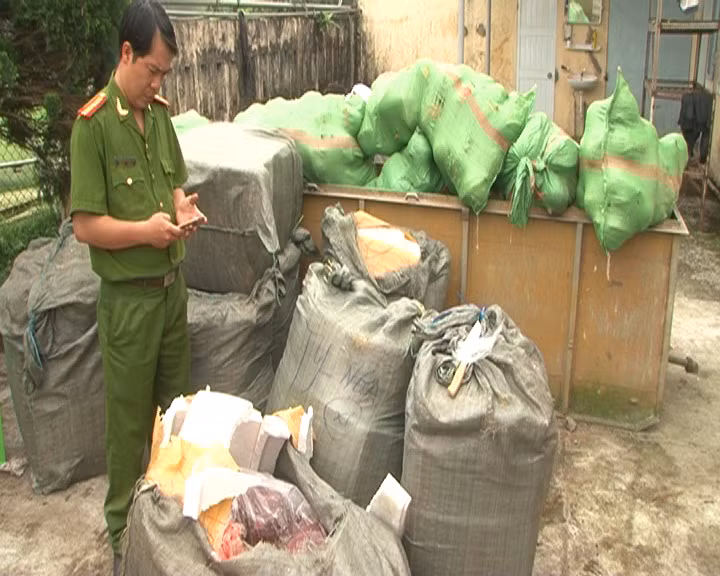 Lực lượng công an đang kiểm kê số lượng nội tạng động vật vừa bắt giữ
