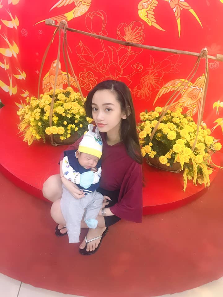 Cuộc sống đặc biệt của mẹ đơn thân chăm con, nấu ăn, trang điểm... bằng chân ảnh 1 Cuộc sống đặc biệt của mẹ đơn thân chăm con, nấu ăn, trang điểm... bằng chân ảnh 1