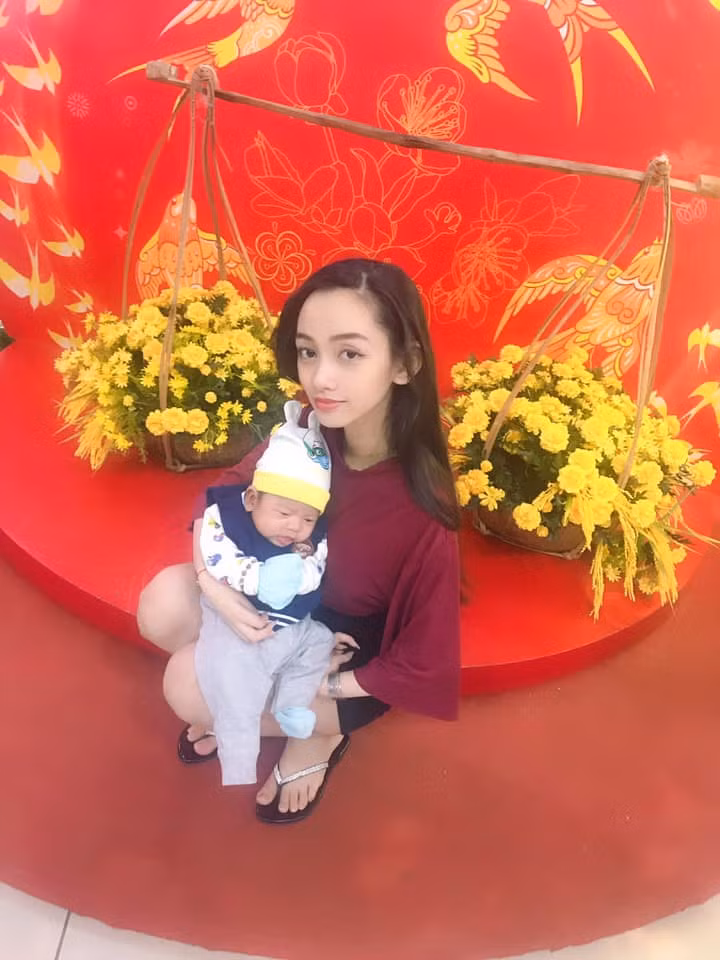 Cuộc sống đặc biệt của mẹ đơn thân chăm con, nấu ăn, trang điểm... bằng chân ảnh 1