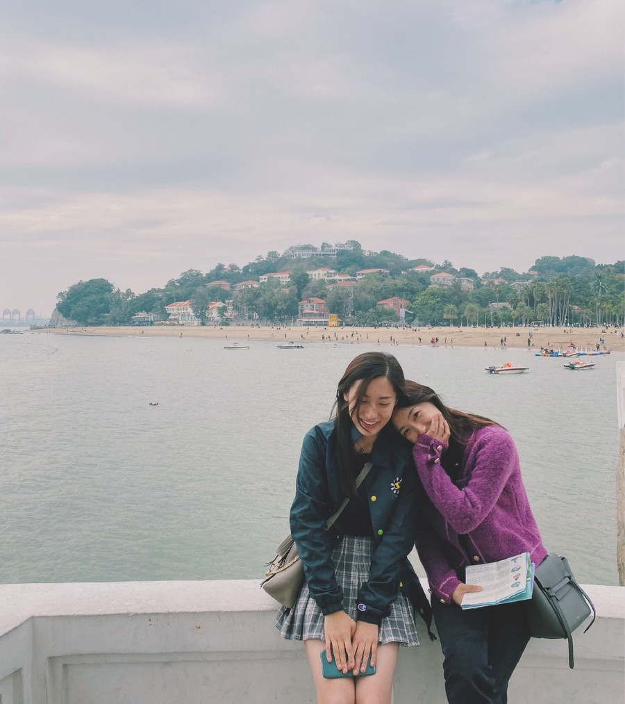 Cặp chị em sinh đôi Cặp chị em sinh đôi