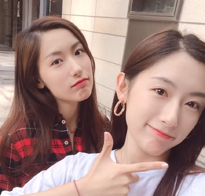 Cặp chị em sinh đôi 