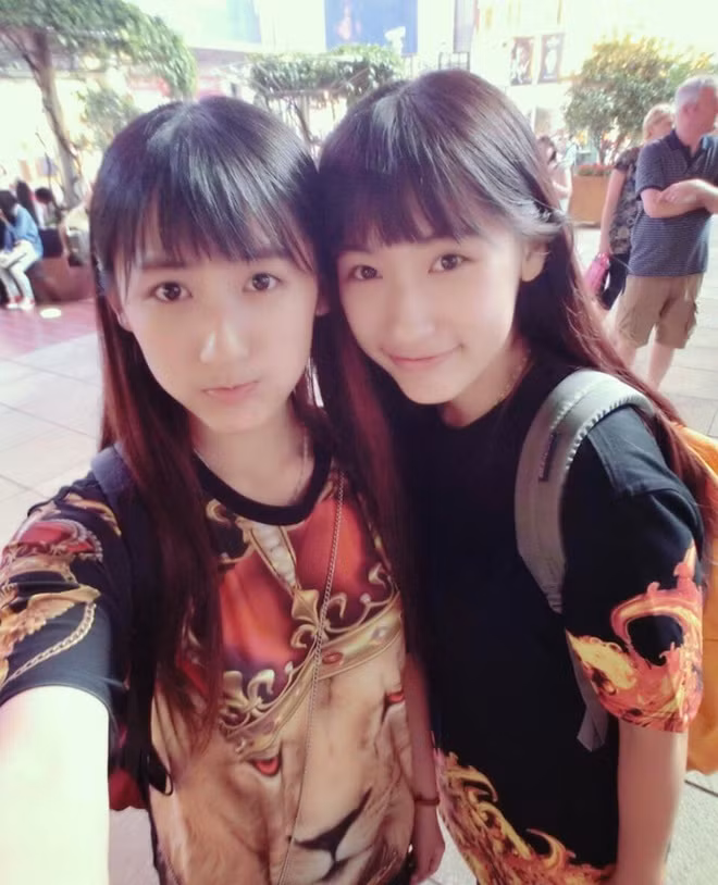 Cặp chị em sinh đôi 