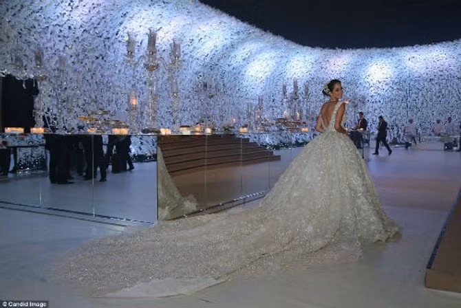 Cô dâu trong chiếc áo cưới tuyệt đẹp, một thiết kế của Elie Saab