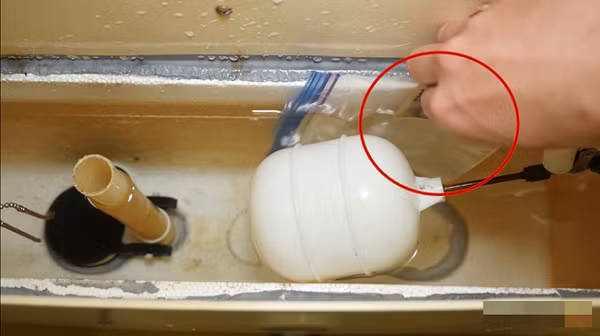 Chồng đột nhiên thích uống trà, vợ mở nắp ấm phát hiện bí mật "động trời" ảnh 4