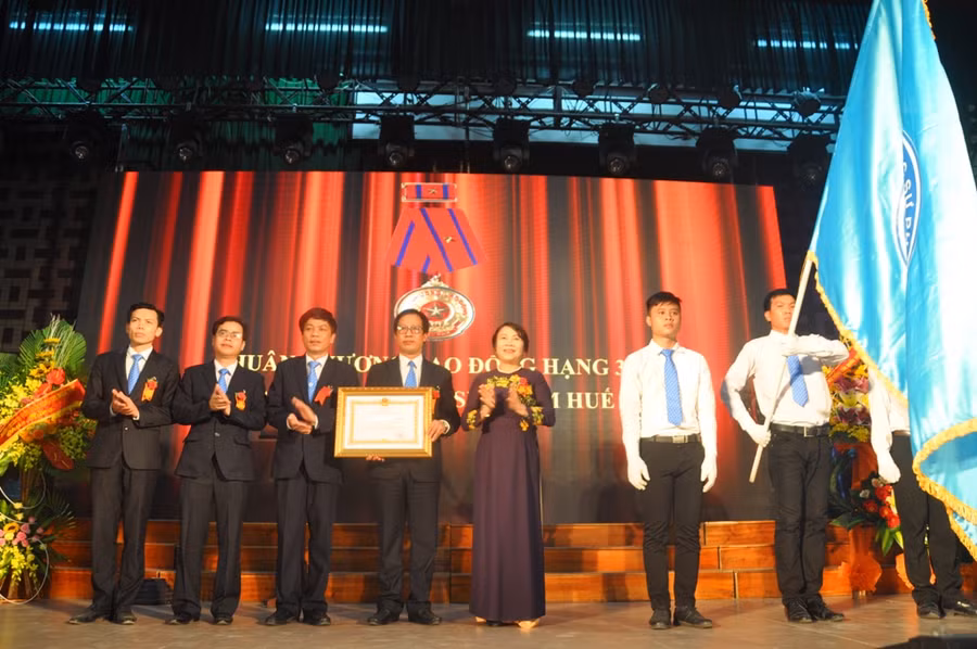 Thứ trưởng Nguyễn Thị Nghĩa trao Huân chương Lao động hạng Ba cho Trường ĐHSP Huế