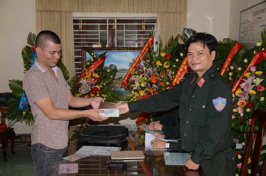 Anh Đỗ Đắc Anh Quân (bên trái ảnh) vui mừng nhận lại tài sản đã mất.