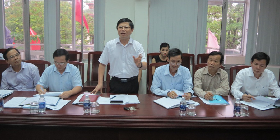 TS. Phạm Văn Hùng - Giám đốc Sở GD&ĐT - báo cáo về phương án thi THPT Quốc gia tại Huế với đoàn công tác Bộ GD&ĐT