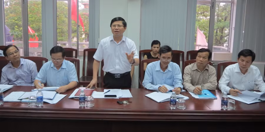 TS. Phạm Văn Hùng - Giám đốc Sở GD&ĐT - báo cáo về phương án thi THPT Quốc gia tại Huế với đoàn công tác Bộ GD&ĐT