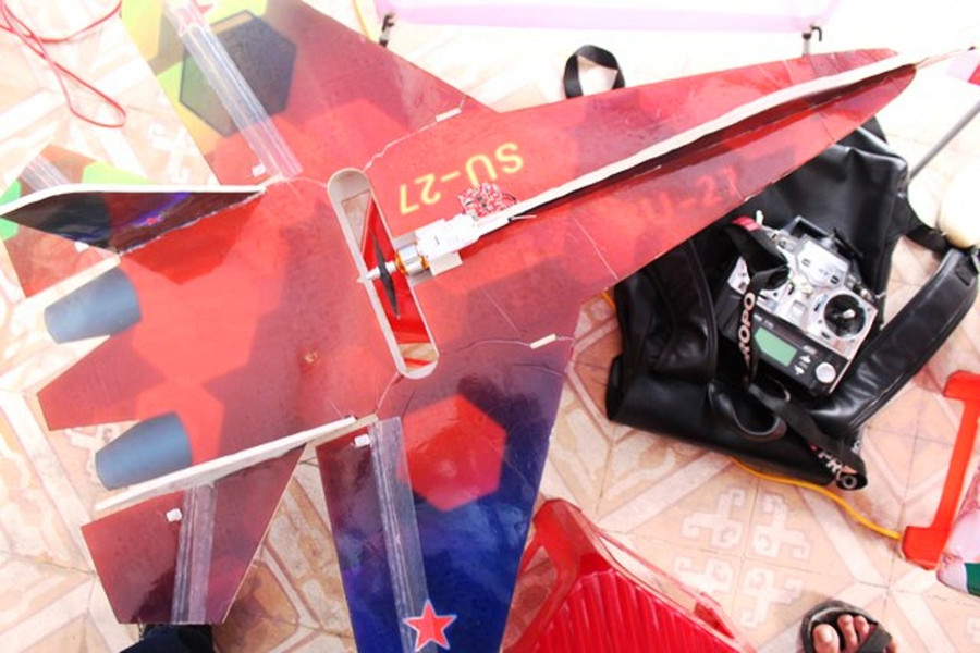 Mô hình chiếc máy may được làm hầu hết từ chất liệu phế thải