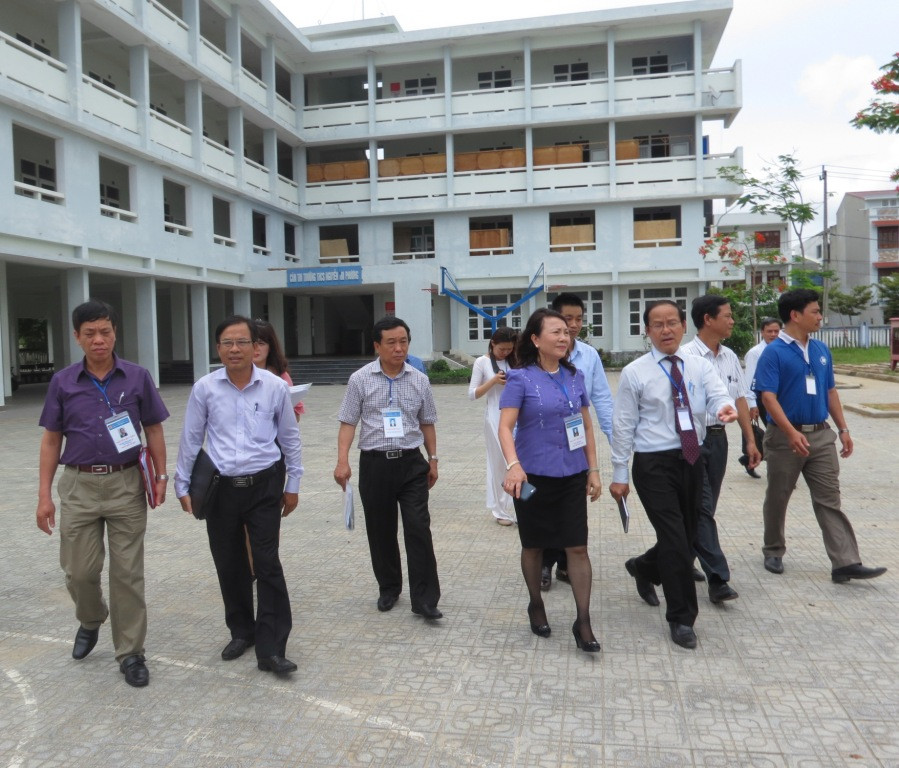 Thứ trưởng Bộ GD&ĐT Nguyễn Thị Nghĩa kiểm tra khu vực in sao đề thi THPT Quốc gia tại Trường THCS Nguyễn Tri Phương