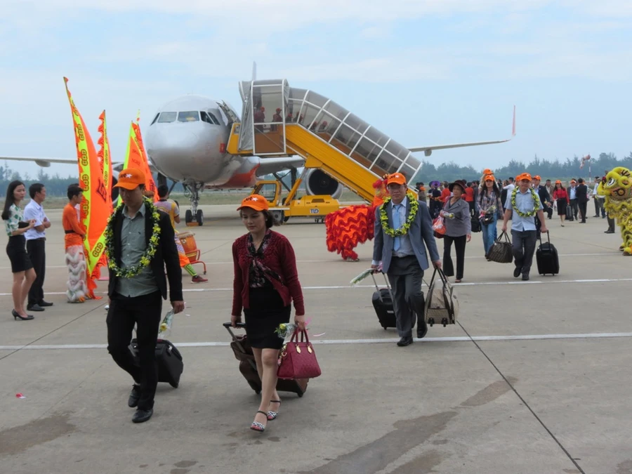 Những hành khách đầu tiên trên máy bay Airbus A320 của Hãng hàng không Jetstar Pacific từ sân bay Liên Khương (Đà Lạt) về đến sân bay Phú Bài (Huế)