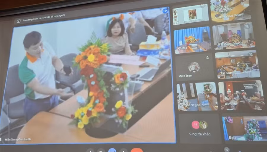 Tổ chức thi cắm hoa trực tuyến trong các đơn vị. Ảnh: CĐ.PVG