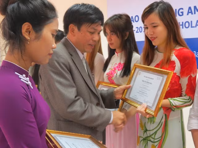 PGS.TS Nguyễn Văn Thuận - Phó Hiệu trưởng Trường ĐHSP Huế - trao chứng nhận học bổng AMA cho các sinh viên 