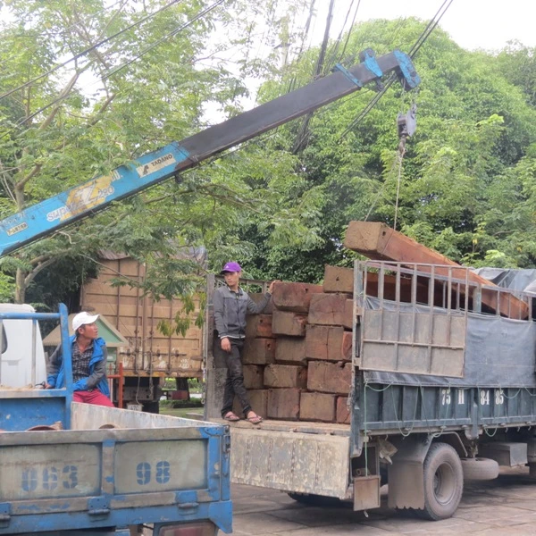  Hơn 6 m3 gỗ Đào đã bị lực lượng CSGT phát hiện và bắt giữ vào rạng sáng nay trên quốc lộ 1 A đoạn đi qua xã Lộc Điền tỉnh Thừa Thiên Huế