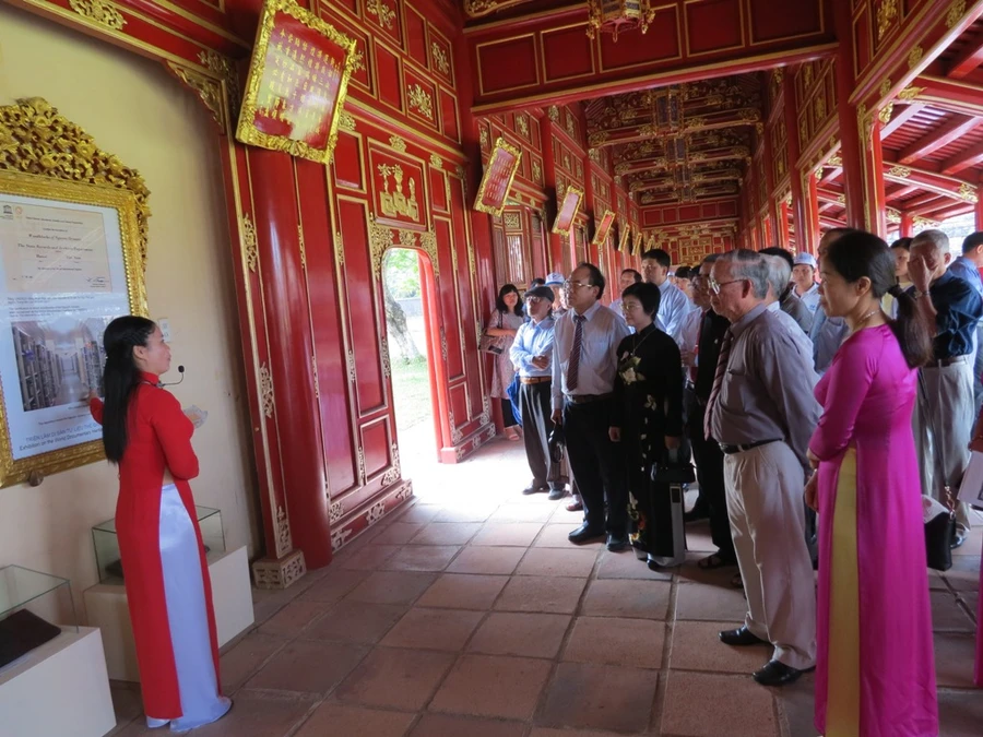 Triển lãm thu hút đông đảo quan khách đến thưởng lãm