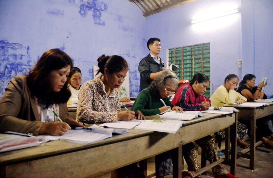 Hơn hai năm nay thầy Hưng vẫn đều đặn đến với lớp xóa mù