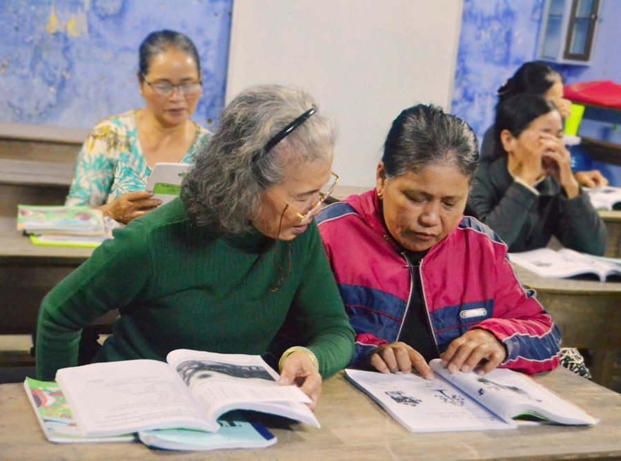 Dù lớn tuổi nhưng các mẹ, các bà vẫn đến lớp học đều đặn