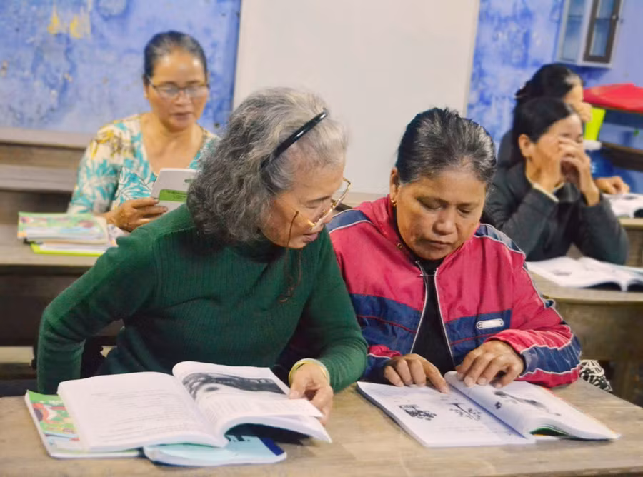 Dù lớn tuổi nhưng các mẹ, các bà vẫn đến lớp học đều đặn