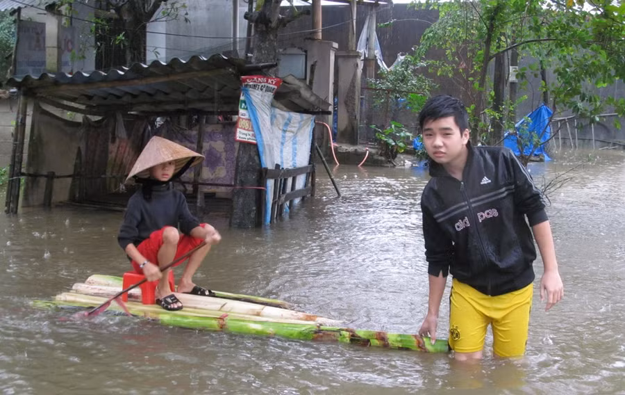 Người dân vùng hạ du huyện Quảng Điền dùng bè chuối để đi lại trong lũ
