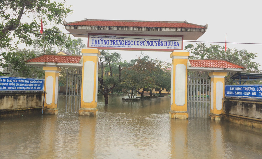 Nước lũ bủa vây các trường học ở huyện Quảng Điền
