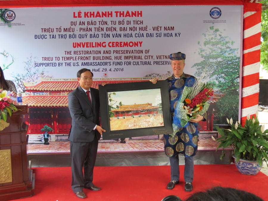 Ông Nguyễn Văn Cao - Chủ tịch UBND tỉnh Thừa Thiên Huế - tặng quà lưu niệm cho ông Ted Osius - Đại sứ Hoa Kỳ tại Việt Nam Ông Nguyễn Văn Cao - Chủ tịch UBND tỉnh Thừa Thiên Huế - tặng quà lưu niệm cho ông Ted Osius - Đại sứ Hoa Kỳ tại Việt Nam