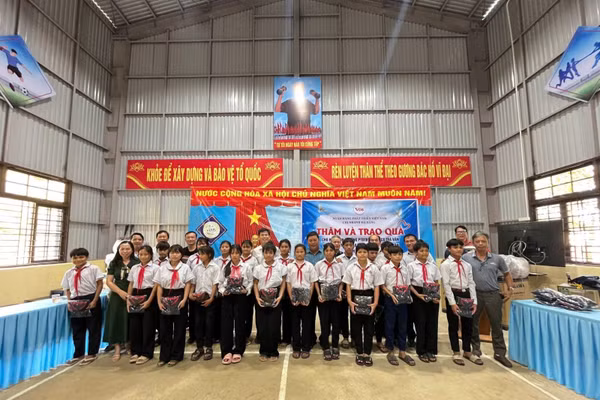Công đoàn VDB - VCN Đà Nẵng thăm và tặng quà học sinh xã Trà Vân, TP Đà Nẵng