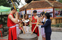 du-khach-trai-nghiem-danh-trong-dong-cung-cac-sinh-vien-truong-dai-hoc-hung-vuong.jpg