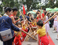 nhung-du-khach-nhi-tham-gia-trai-nghiem-dam-duong.jpg