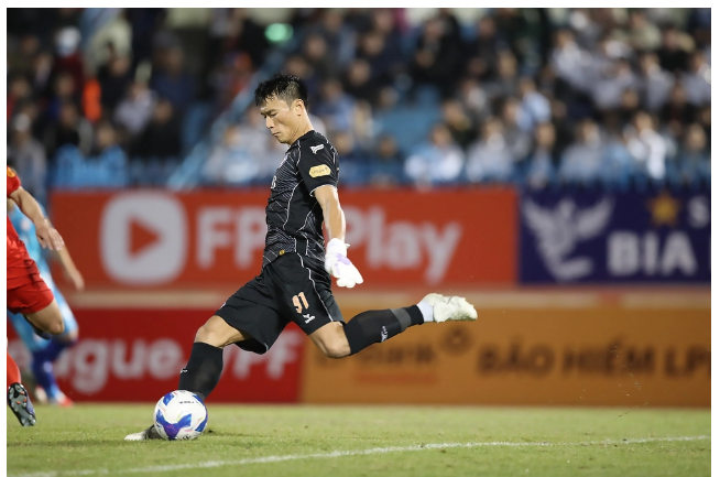 Đáng tiếc, sau kỳ tích ở Thường Châu, Bùi Tiến Dũng đánh mất phong độ và lang bạt qua nhiều đội bóng ở V-League. 1111.png