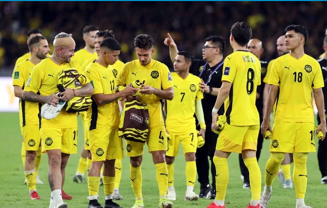 Tờ báo thể thao hàng đầu Indonesia là Bola nhận định: "Vụ bê bối đã làm rung chuyển bóng đá Malaysia. Liên đoàn bóng đá nước này sẽ phải hứng chịu án trừng phạt nặng nề từ FIFA", trang Bola viết. 999999999999999999999.png