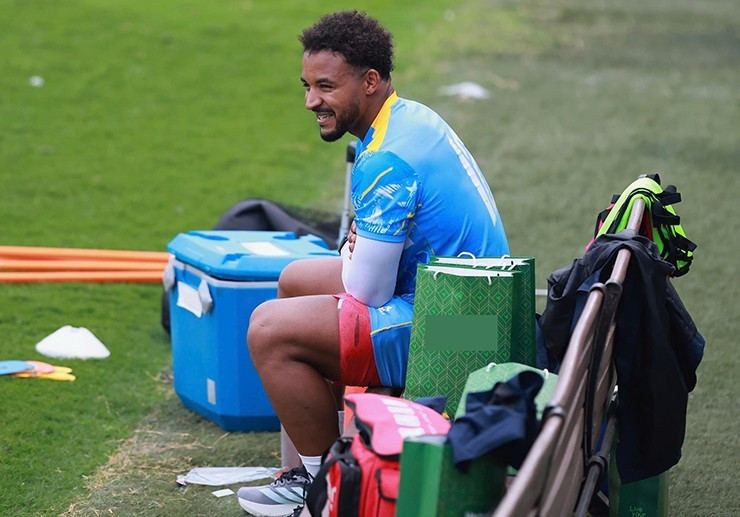 Xuân Son tỏ ra khá đau, sau đó phải chườm đá bên ngoài sân. Ban huấn luyện lập tức cho tiền đạo rời buổi tập sớm nhằm tránh rủi ro nặng hơn. s3-1774093259-810-width740height517.jpg