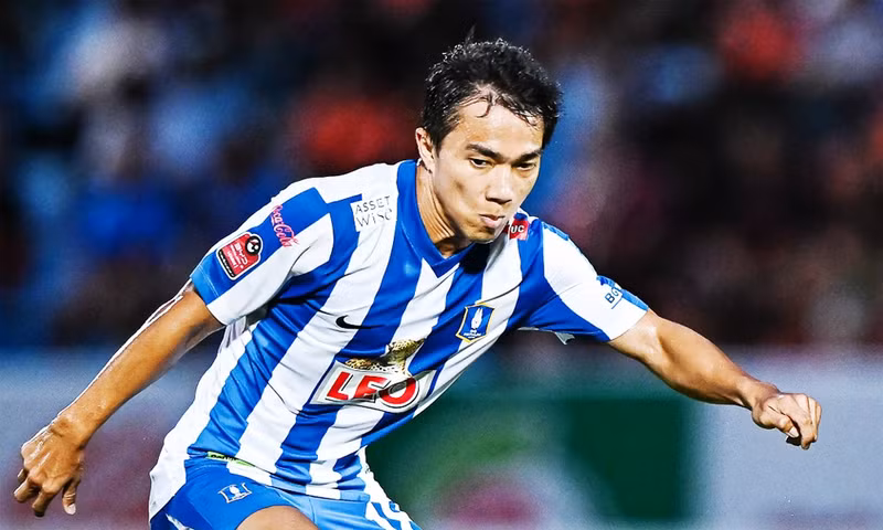 Sau mùa giải 2012 chói sáng, Chanathip được HLV tuyển Thái Lan Winfried Schafer triệu tập tham dự King's Cup 2012 và AFF Cup 2012 khi mới 19 tuổi. 13.jpg