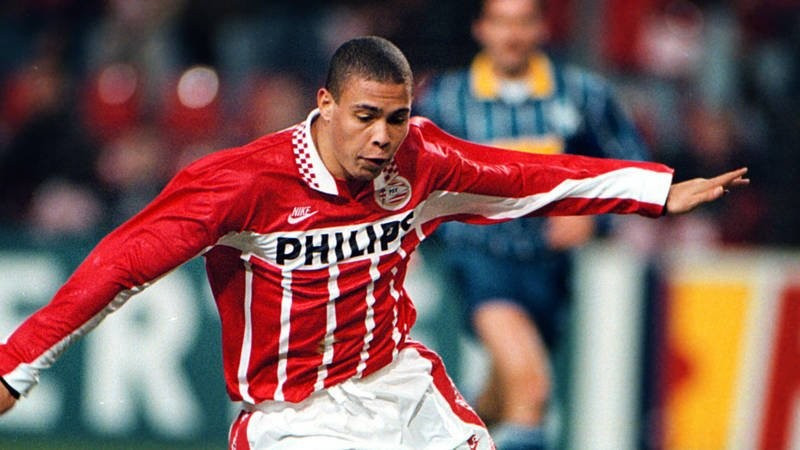 Sau 2 mùa giải khoác áo PSV, Ronaldo ghi được 54 bàn sau 57 trận, giúp đội chủ sân Philips giành Cúp quốc gia Hà Lan và Cúp Johan Cruijff-schaal. ronaldo-1.jpg