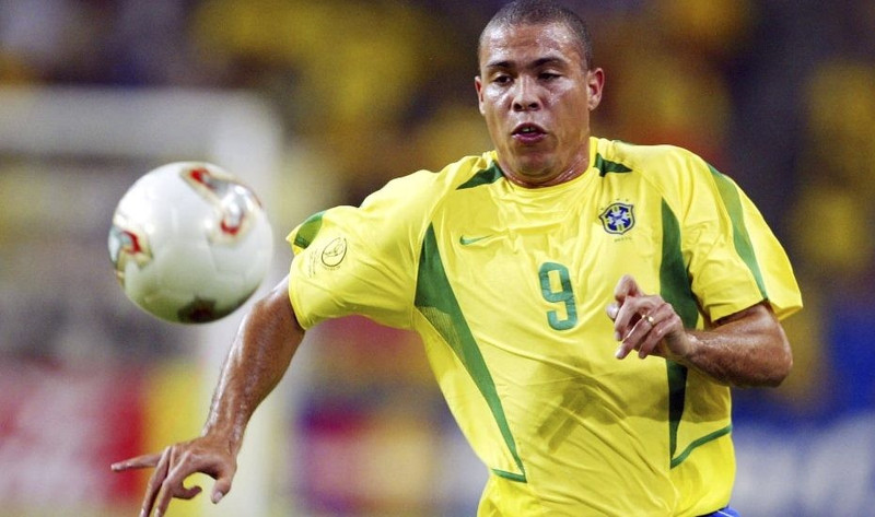 Ronaldo được mệnh danh là “Ngoài ngoài hành tinh”, được đánh giá là một trong những cầu thủ vĩ đại nhất mọi thời đại. ronaldo-de-lima-elle-man-13.jpg