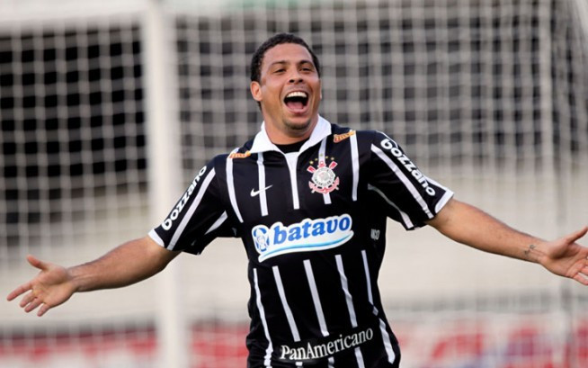 Trong những năm cuối sự nghiệp, Ronaldo trở lại quê nhà Brazil đầu quân cho Corinthians. Mùa 2008/09, tiền đạo này giúp Corinthians giành cú đúp danh hiệu: vô địch bang Campeonato Paulista và Cúp quốc gia Brazil.. ronaldo-luiz-nazario-de-lima-r-corinthians.jpg