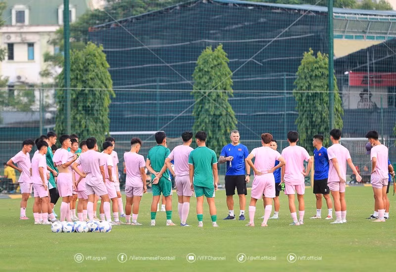 Theo lịch thi đấu, tuyển U17 Việt Nam sẽ lần lượt gặp Singapore (22-11), Quần đảo Bắc Mariana (24/11), Hong Kong (26/11), Macau (28/11), và Malaysia (30/11). z7084268429253-c24229d9e2b2a43cee3677aa47bb047f-1763691668.jpg
