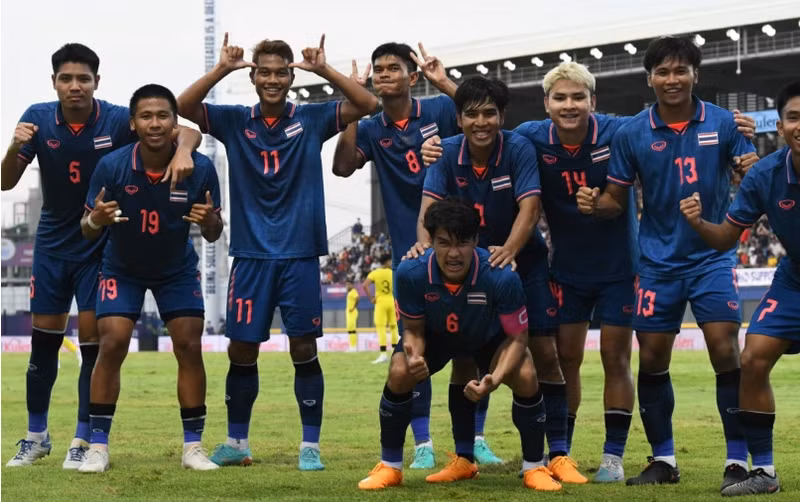 Chúng tôi đang tập trung duy trì thể lực và phối hợp với các câu lạc bộ, bác sĩ và chuyên gia vật lý trị liệu để đảm bảo rằng các cầu thủ sẵn sàng nhất có thể.", ông Thawatchai nói thêm. 099887776666555.png