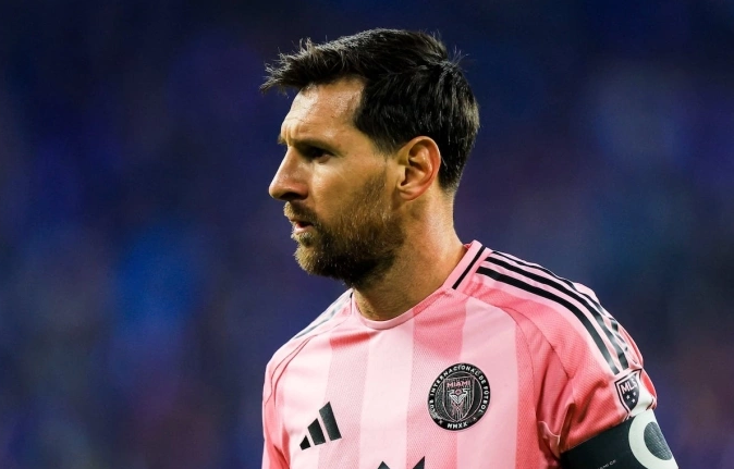 Hiện tại, Messi còn hợp đồng với Inter Miami đến năm 2028, cuộc sống tại Nam Florida cùng vợ Antonela và 3 cậu con trai đang rất ổn định và hạnh phúc. 00000000000000000000000000.png
