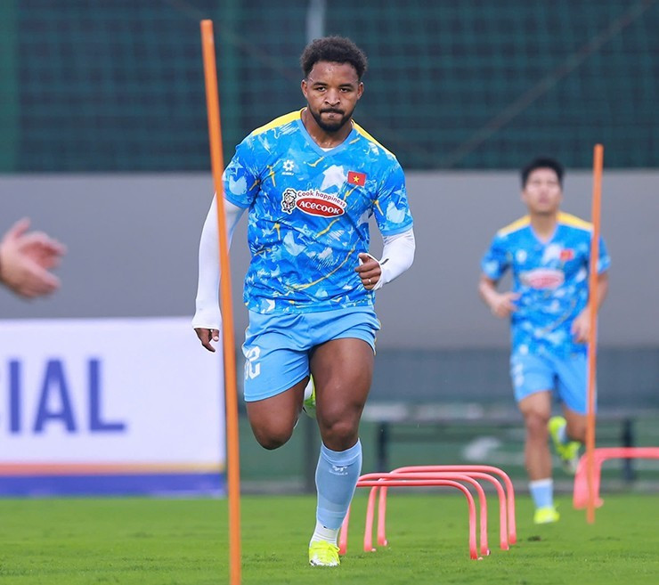 Buổi tập chiều 21/3 của đội tuyển Việt Nam bất ngờ gián đoạn với tiền đạo nhập tịch Nguyễn Xuân Son. s1-1774093217-128-width740height657.jpg