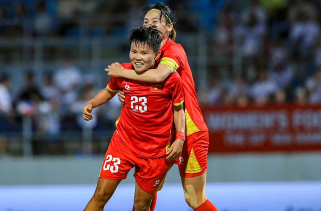 Từ đường chuyền của Vạn Sự, Bích Thùy thực hiện cú đánh đầu đưa bóng vào lưới song đã bị trọng tài từ chối bàn thắng vì lỗi việt vị, dù pha quay chậm sau đó đã chứng minh điều ngược lại. 9999999.png