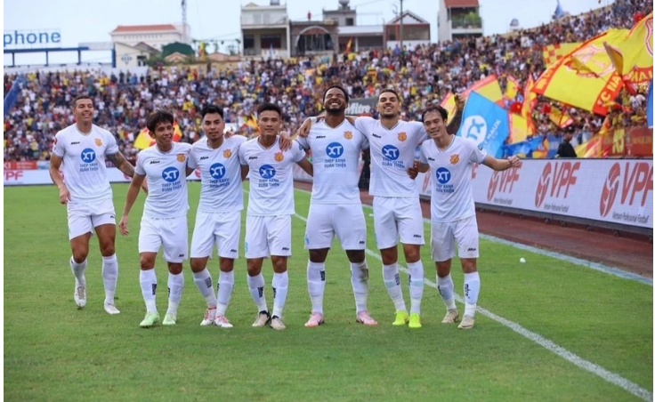 HLV Mauro cũng đánh giá cao bộ đội ngôi sao của CLB Shan United là hai cầu thủ mang áo số 8 và số 10 của đội chủ nhà. image.png