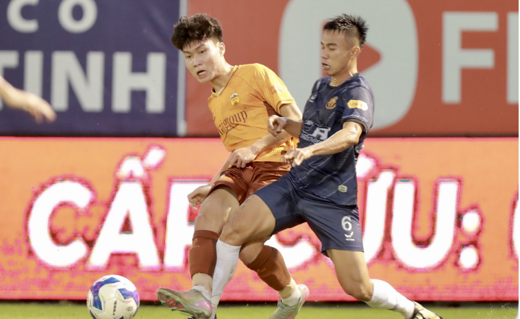 Theo 1 số nguồn tin, nhà tài trợ mới sẵn sàng “mở hầu bao” giúp Hoàng Anh Gia Lai tăng cường nhân sự ở kỳ chuyển nhượng giữa mùa, giúp đội bóng này thi đấu khởi sắc ở giai đoạn tới. 888888888888888.png