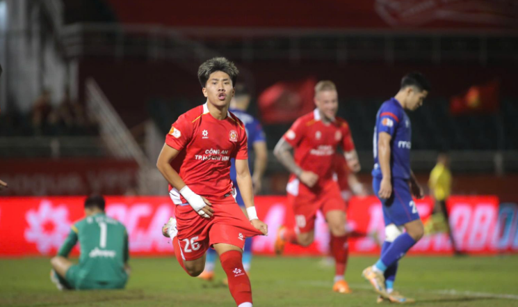 Trong một mùa giải có nhiều bất ngờ, sự xuất hiện của cầu thủ Việt kiều trẻ tuổi Ngô Đăng Khoa đang trở thành câu chuyện thú vị của V-League. 000000000000000000000.png