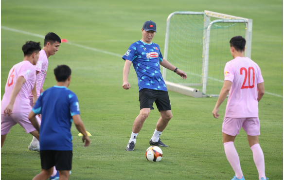 Nếu vô địch SEA Games 33, ông Kim Sang-sik sẽ có 2 năm hết sức trọn vẹn với bóng đá Việt Nam và trở thành 1 trong HLV xuất sắc nhất từng dẫn dắt các đội tuyển Việt Nam. 999999999999.png