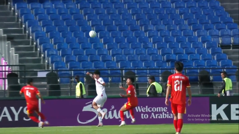 Ít phút sau khi hiệp hai bắt đầu. Tiền đạo Đình Bắc treo bóng rất có ý đồ, nhưng Lý Đức lại bật lên đánh đầu không chính xác. 33333333333333.png