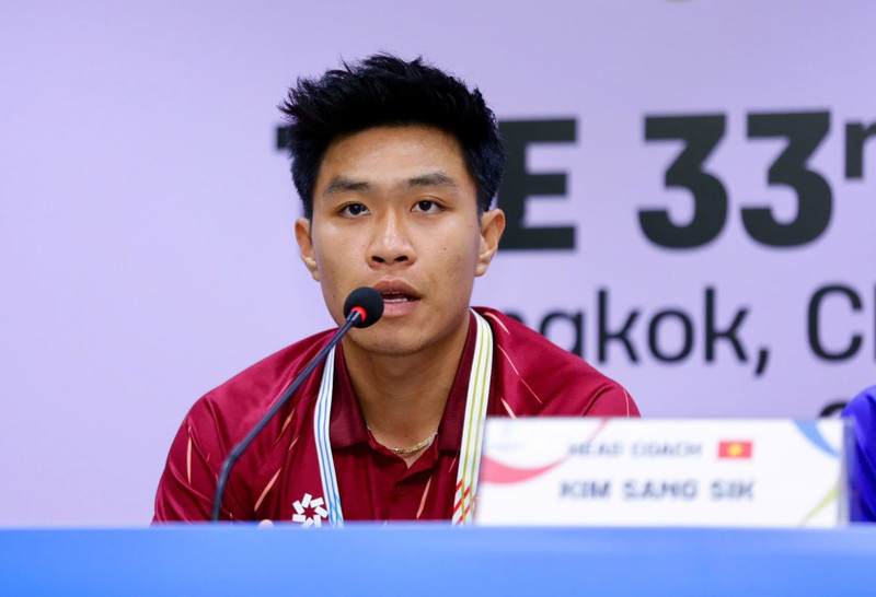 Trước thềm trận chung kết SEA Games 33 với Thái Lan, hậu vệ Lý Đức khẳng định: “Chúng tôi rất tôn trọng đối thủ và đã sẵn sàng cho trận đấu tới. Toàn đội luôn lắng nghe, tuân thủ chỉ đạo của Ban huấn luyện”. z7335468321226-1b54f91e3103f43d46cbdb76f8da0aac-1536x1048.jpg